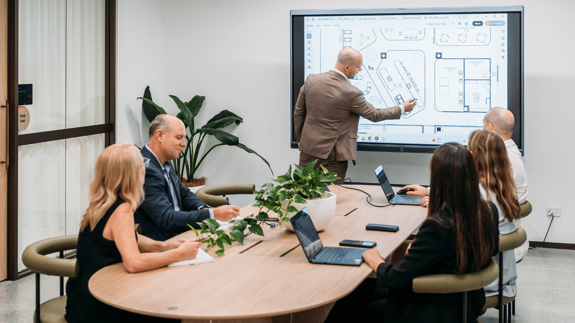 Spaceful-team-collaborating